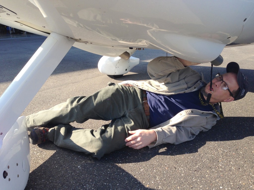 Jim Barker,  weltweit tätiger Spezialist für Cirrus-Flugzeuge bei der ersten Inspektion der G-YORC