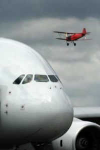 Airbus A380 und de Havilland Tiger Moth, Paris Airshow 2007, Le Bourget. Planet AeroSpace